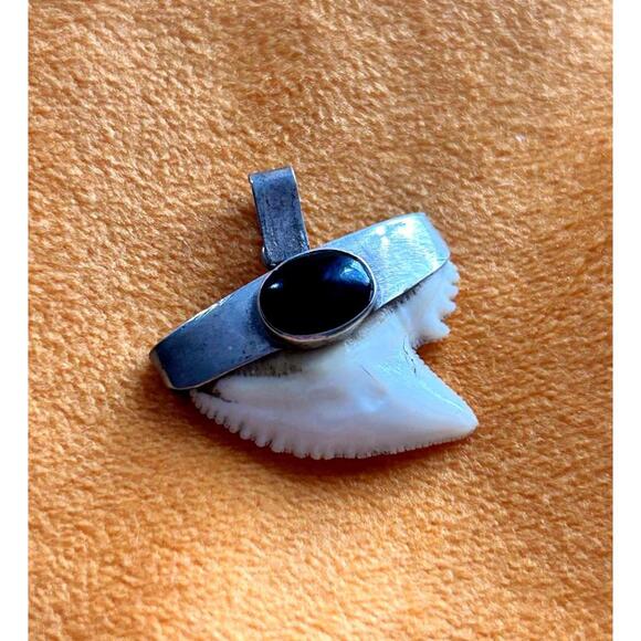Vintage Sterling Silver Shark Tooth Pendant – Onyx Cabochon 925 Surf Boho 3g - Picture 2 of 5
